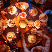 Junge Bewegung Schweiz: Gemütlicher Advents Fondue-Plausch im Bergrestaurant «Roggen» in Oensingen.
